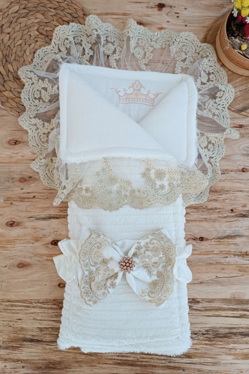 Yenidoğan Beyaz Wool Yün Kumaş Taç Nakışlı Trilüks Kundak Bebek Battaniyesi